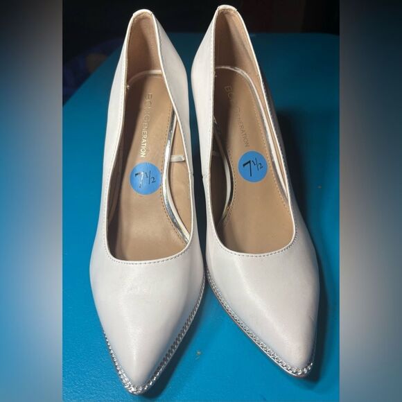 BCBGeneration Hallix Chain Detail Pumps Shoes White & Silver Womens Size 7.5 EPC - Picture 1 of 11
